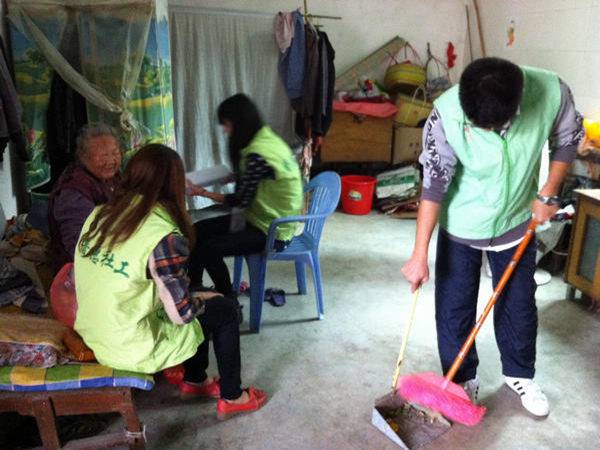 亞鈦?zhàn)詣踊萍脊玖x工關(guān)注老人